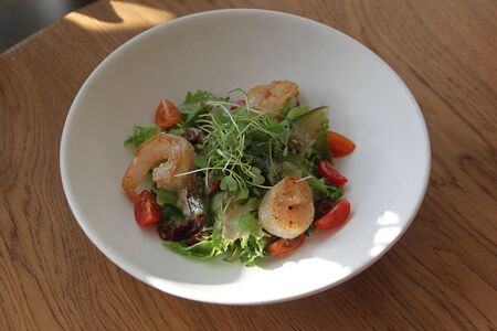 Салат с креветками, чукой и вялеными томатами