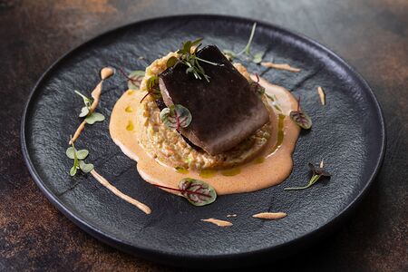 Мраморный сом с соусом из ракообразных и кашей из булгура с овощами