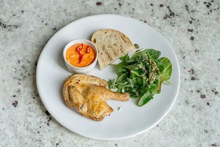 Половина цыпленка с соусом из печеного перца