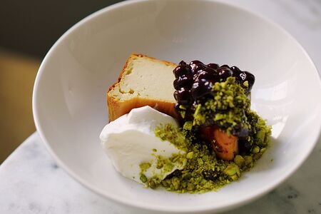 Запеканка из кешью с ягодным чатни