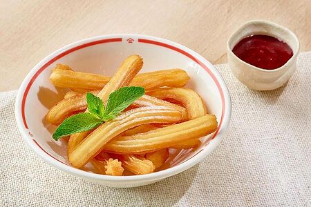 Чуррос с клюквенным соусом