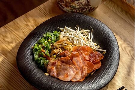 Лапша с курицей и колбасками чоризо