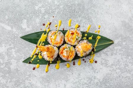 Ролл сливочный креветка в темпуре с соусом манго