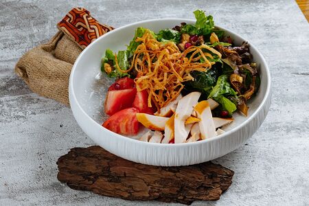 Салат с подкопчëнным цыплёнком 