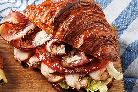 Круассан с курицей и беконом