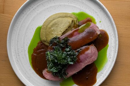 Утиная грудка с кремом из капусты и трюфельным соусом