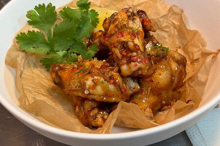 Куриные крылышки в глазури из мегрельский аджики 