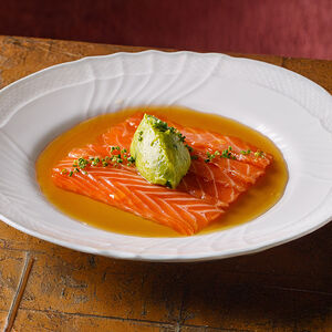 Сашими из лосося с авокадо и соусом домашний понзу