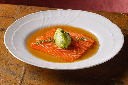 Сашими из лосося с авокадо и соусом домашний понзу