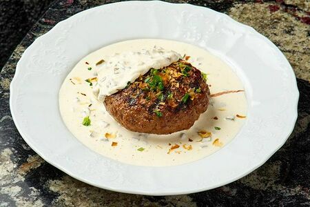 Стейк Аше в сливочном соусе с зеленью