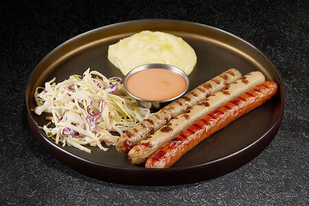 Ассорти колбасок с картофельным пюре с трюфельным маслом и коул слоу