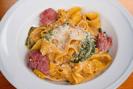 Паппарделле с ягненком и кедровыми орехами