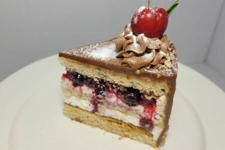 Тортик Ореховое искушение с вишней