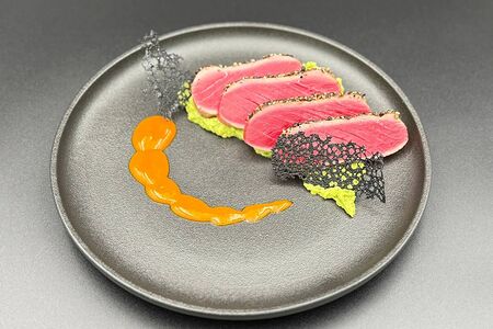 Стейк из тунца с пюре из авокадо и гелем манго-облепиха