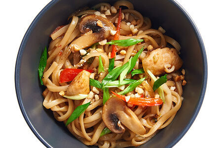 Вок с курицей и кальмаром