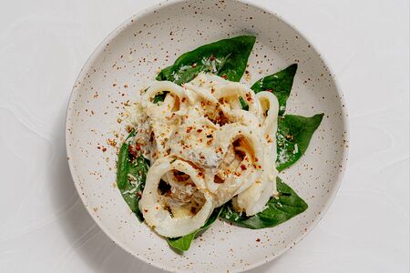 Кальмар с вешенками и шпинатом