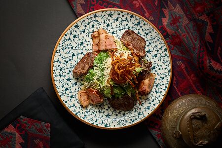 Салат с телятиной и беконом