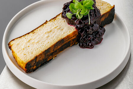 Баскский чизкейк с земляничным конфитюром