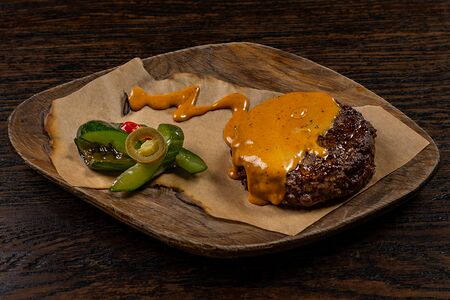 Бифштекс с сыром чеддер, перечным соусом и битыми огурцами