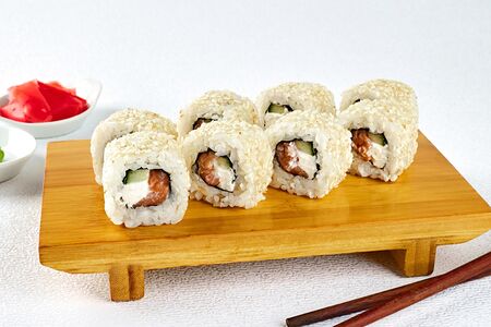 Ролл Филадельфия в кунжуте