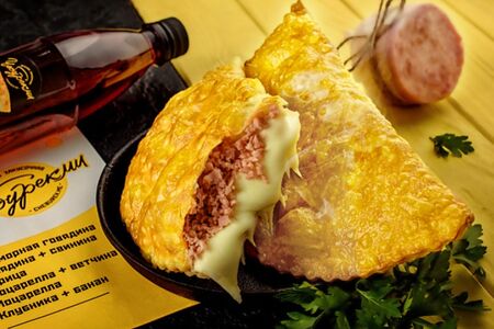 Чебурек с ветчиной и сыром