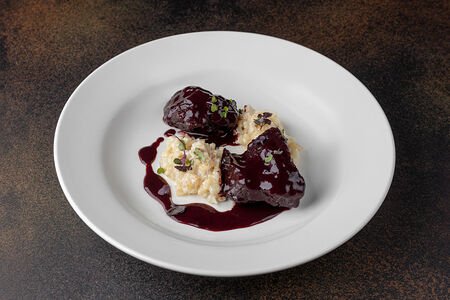 Говяжьи щеки с соусом из рябины и ризотто из сельдерея