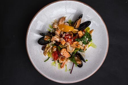 Салат с морепродуктами и соусом манго-чили