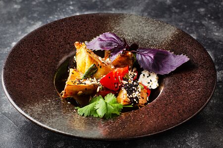 Теплый салат с хрустящими баклажанами