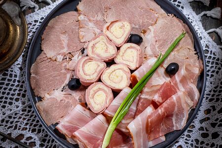 Тарелка мясных деликатесов