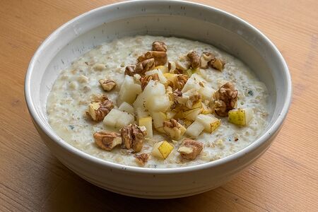 Овсяная каша с горгонзолой, грушей и грецким орехом