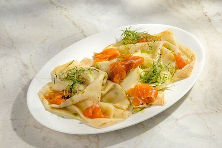 Блины со слабосоленым лососем и сливочным кремом 