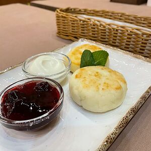 Сырники со сметаной и джемом