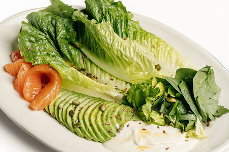 Зелёный салат с лососем