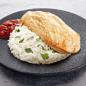 Томлёная куриная грудка с гарниром и соусом на выбор
