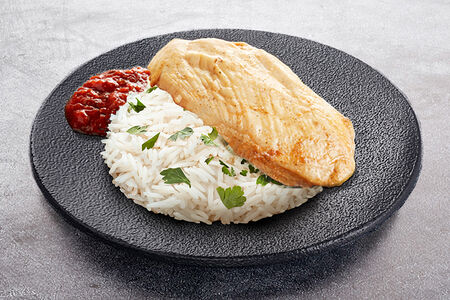 Томлёная куриная грудка с гарниром и соусом на выбор