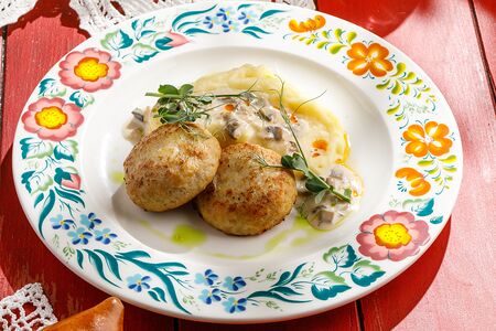 Котлеты из индейки с пюре и грибным соусом