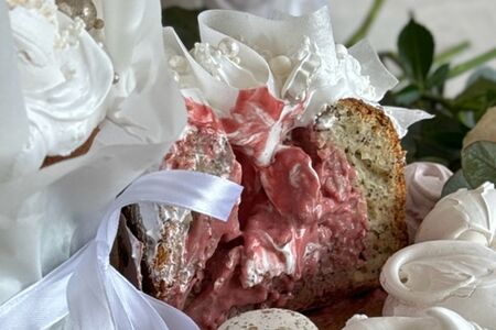 Кулич маковый с малиной