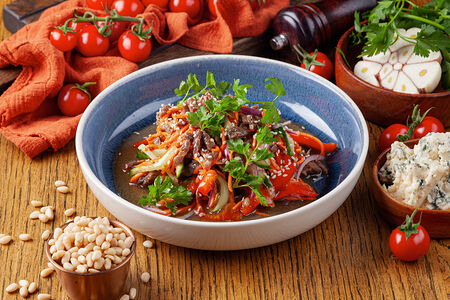 Салат с говядиной и овощами