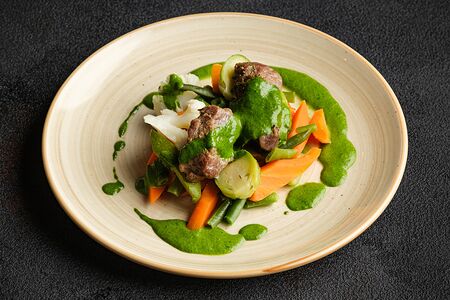 Говядина конфи с овощами на пару и шпинатным соусом