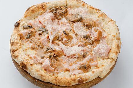 Пицца с мортаделлой, грибами, и трюфельным соусом