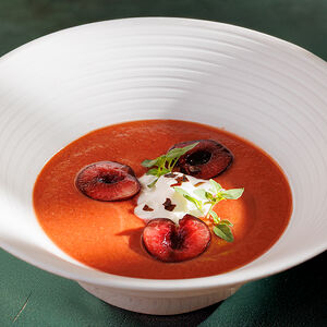 Гаспачо с черешней и страчателлой 