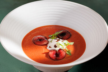 Гаспачо с черешней и страчателлой 