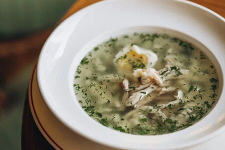 Куриный суп с яйцом и шпецле