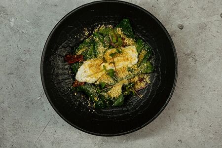 Шпинат, припущенный с томатами и йогуртом