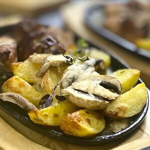 Шипящая сковорода от Генриха с грибами