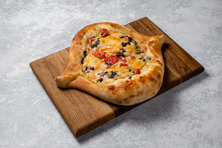 Хачапури по-аджарски с сыром, томатом и базиликом