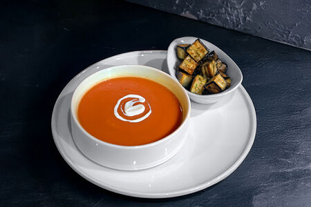 Холодный суп Гаспачо с жареным баклажанами и кремом из сыра фета