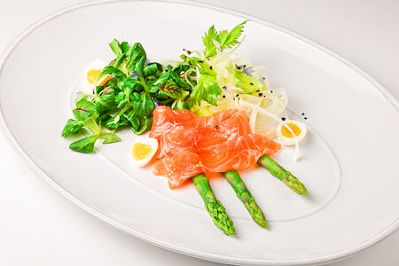 Зеленая спаржа со слабосоленым лососем и фенхелем