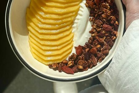 Гранола с йогуртом и манго