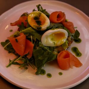 Оладьи из кабачков с форелью и яйцом